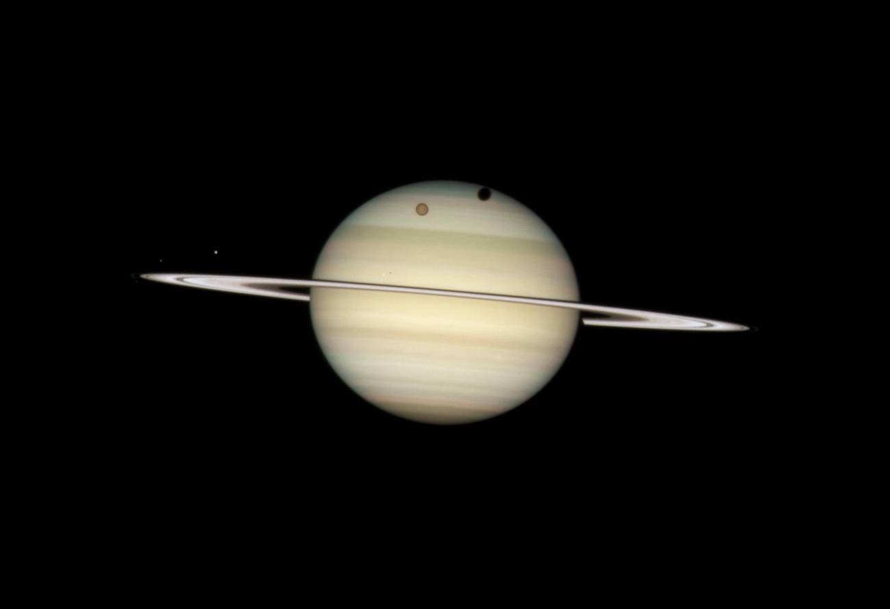 El telescopio espacial Hubble de la NASA capta la imagen de cuatro lunas de Saturno a la vez