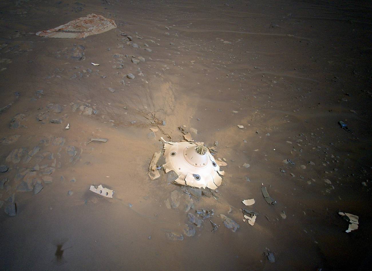 El helicóptero Ingenuity fotografía el ‘tren de aterrizaje’ de Perseverance en Marte