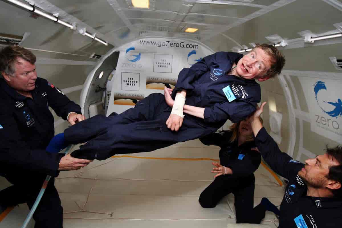 Cómo logró Stephen Hawking vivir décadas con una enfermedad que mata en pocos años
