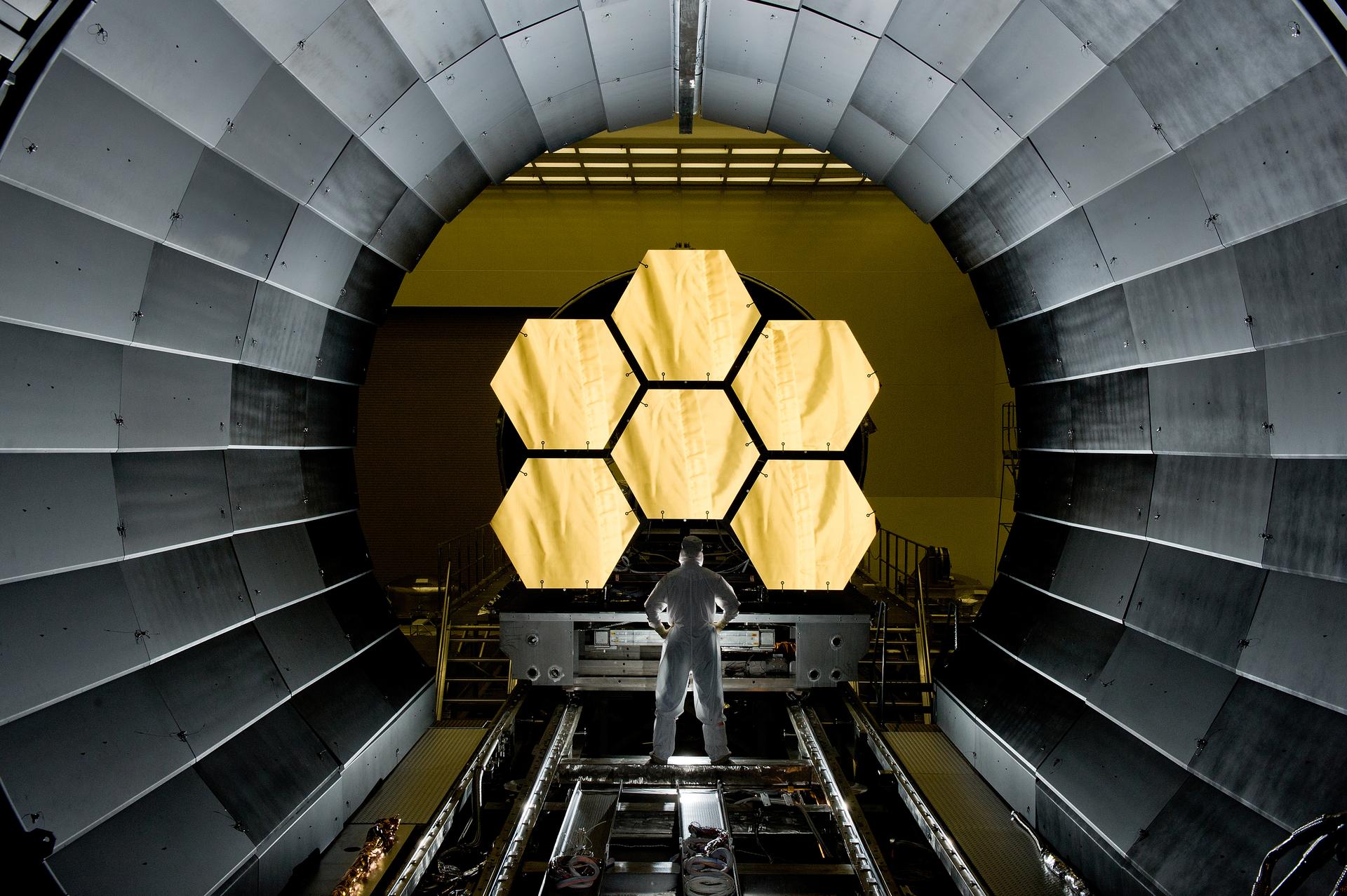 Un micrometeoroide impacta contra el telescopio espacial James Webb