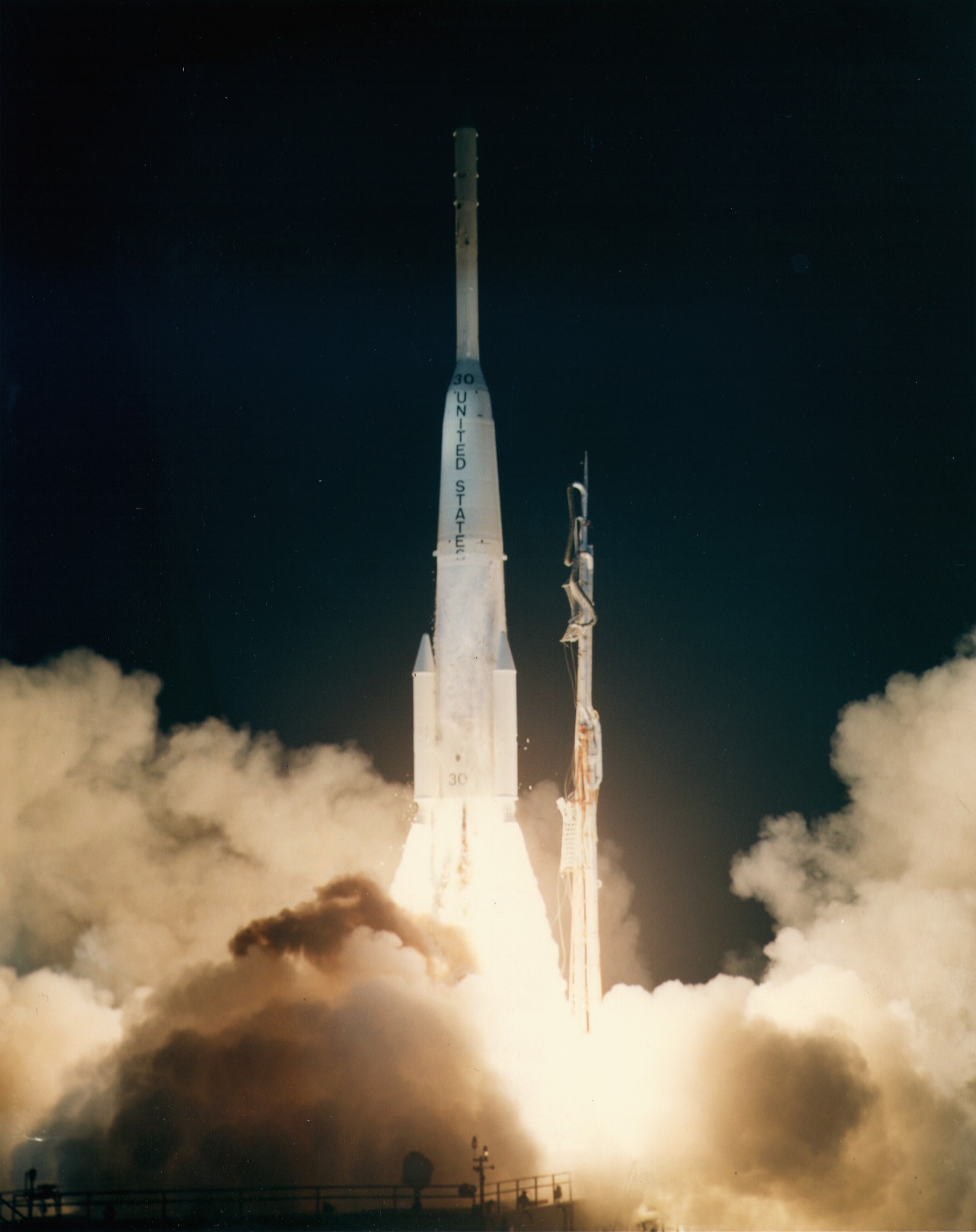 Despegue del Delta IV las llamas del "gigante anciano" se apagan para