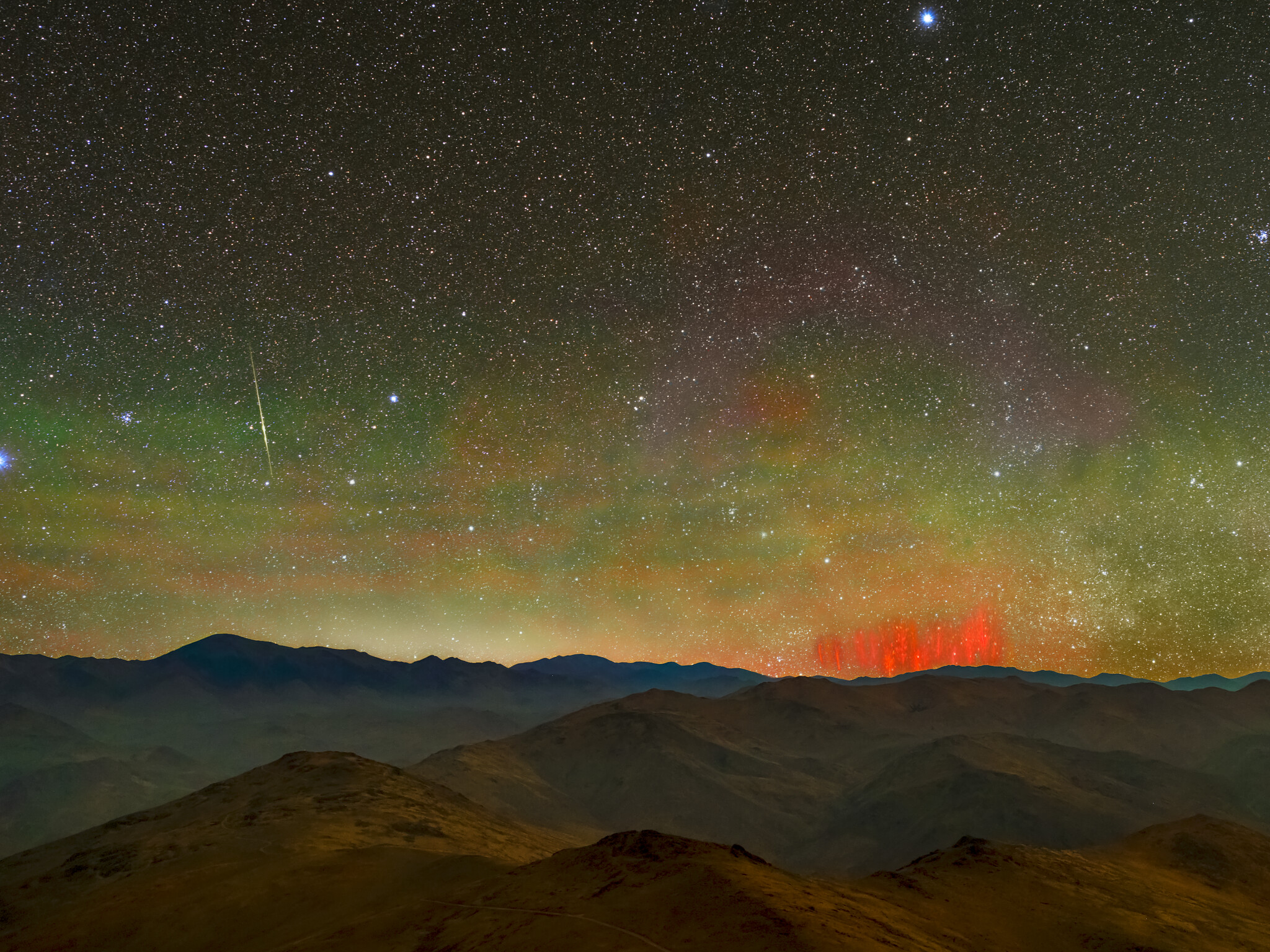 Qué son los inusuales espectros rojos captados en el desierto chileno de Atacama