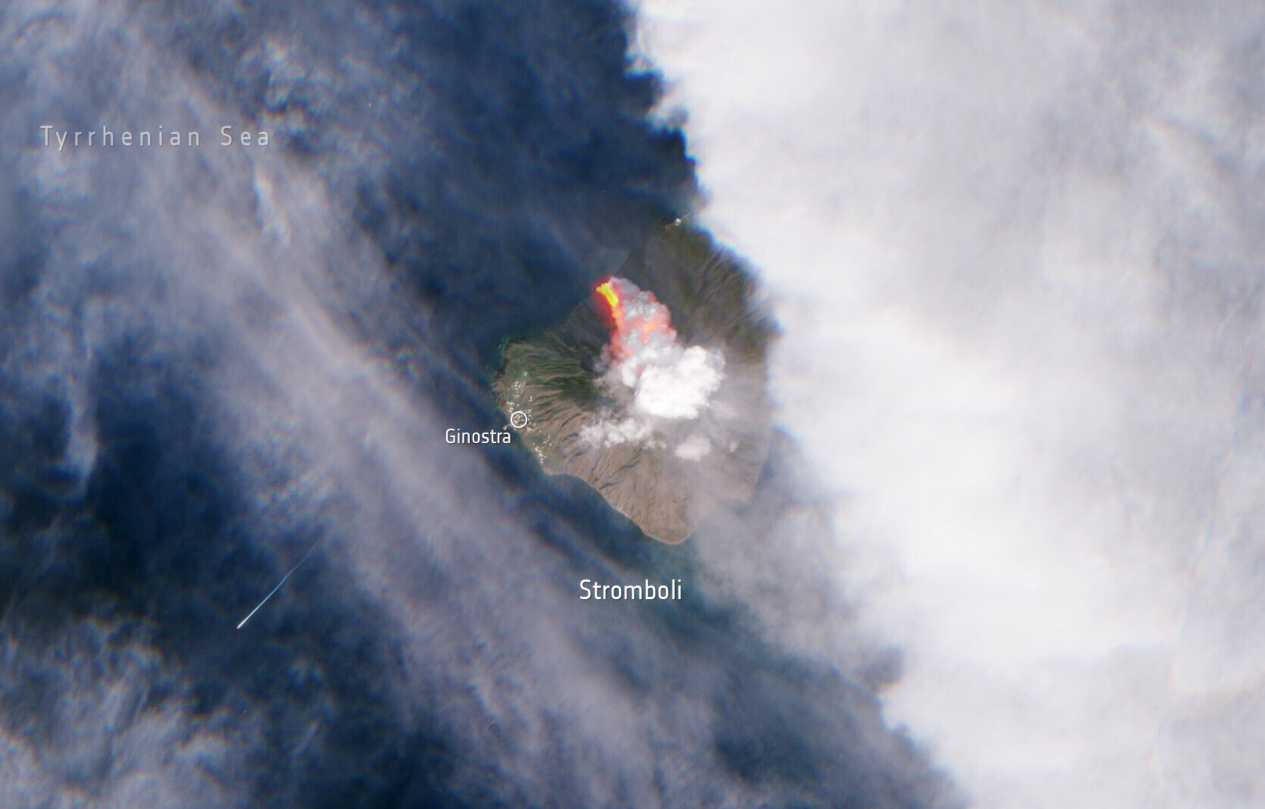 El instante en que el volcán Stromboli entra en erupción visto desde el espacio