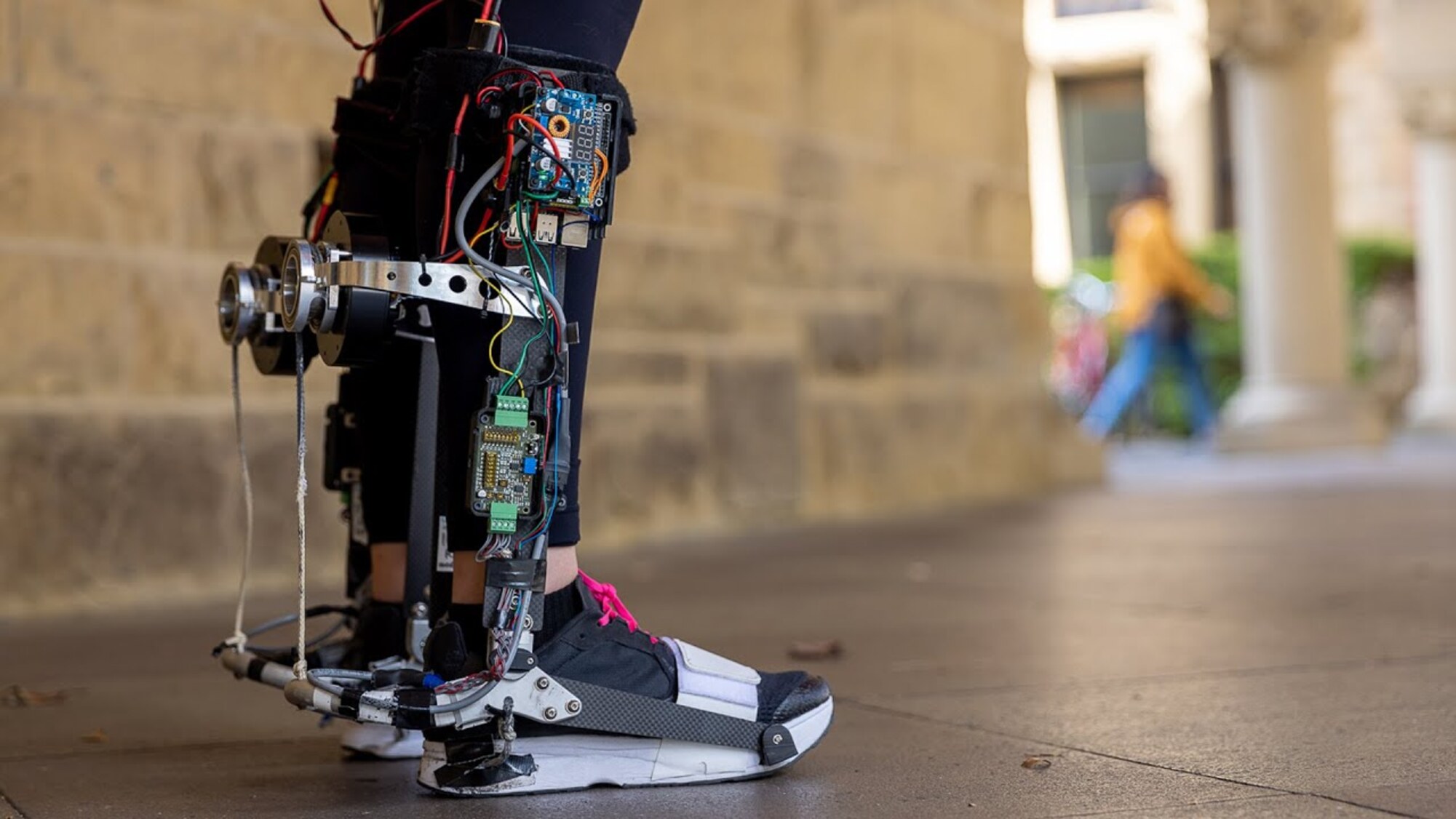 Fabrican una bota exoesquelética que permite caminar más rápido y gastando menos energía