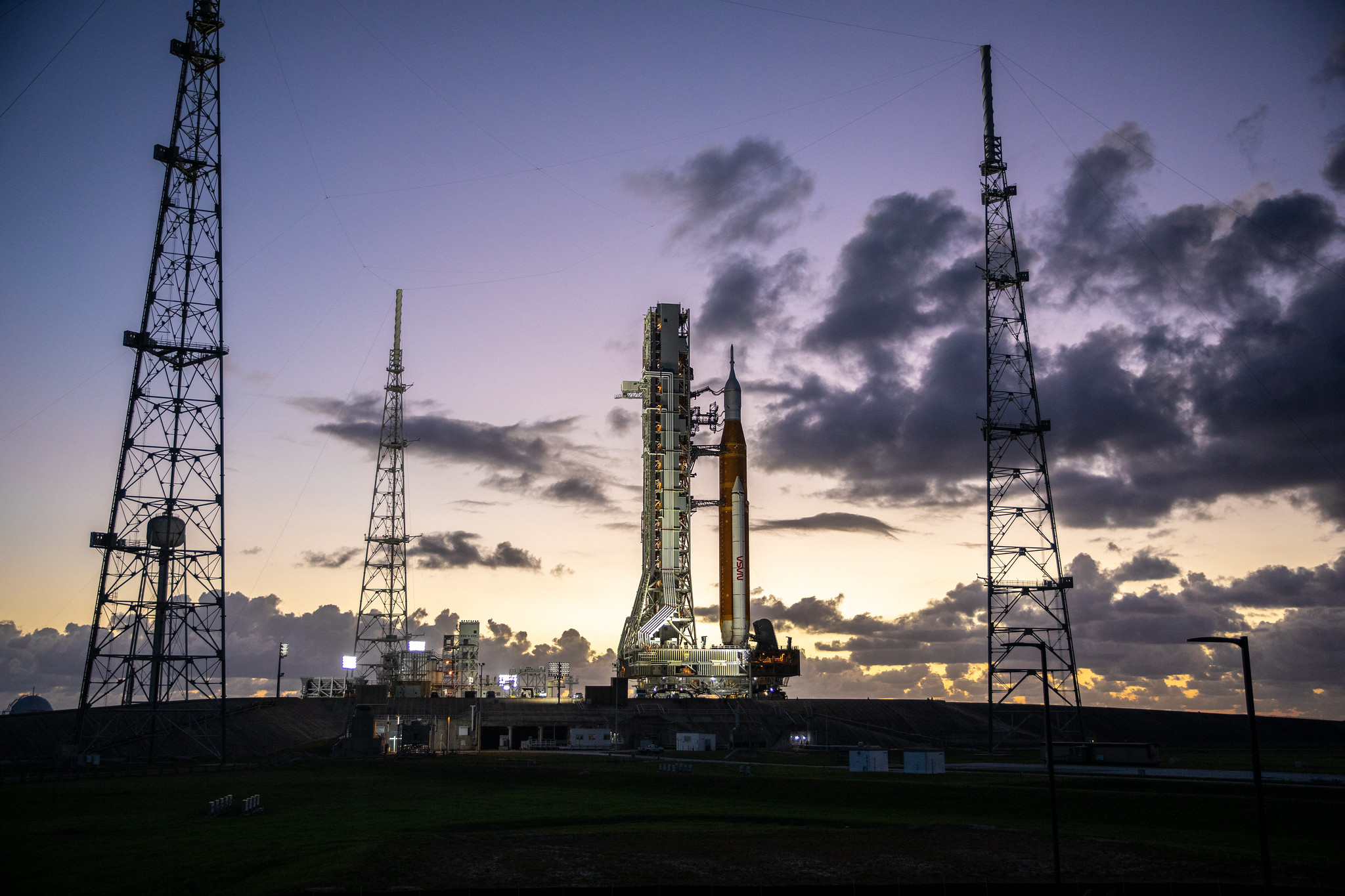 El megacohete SLS con la nave Orion está listo para su lanzamiento. / NASA