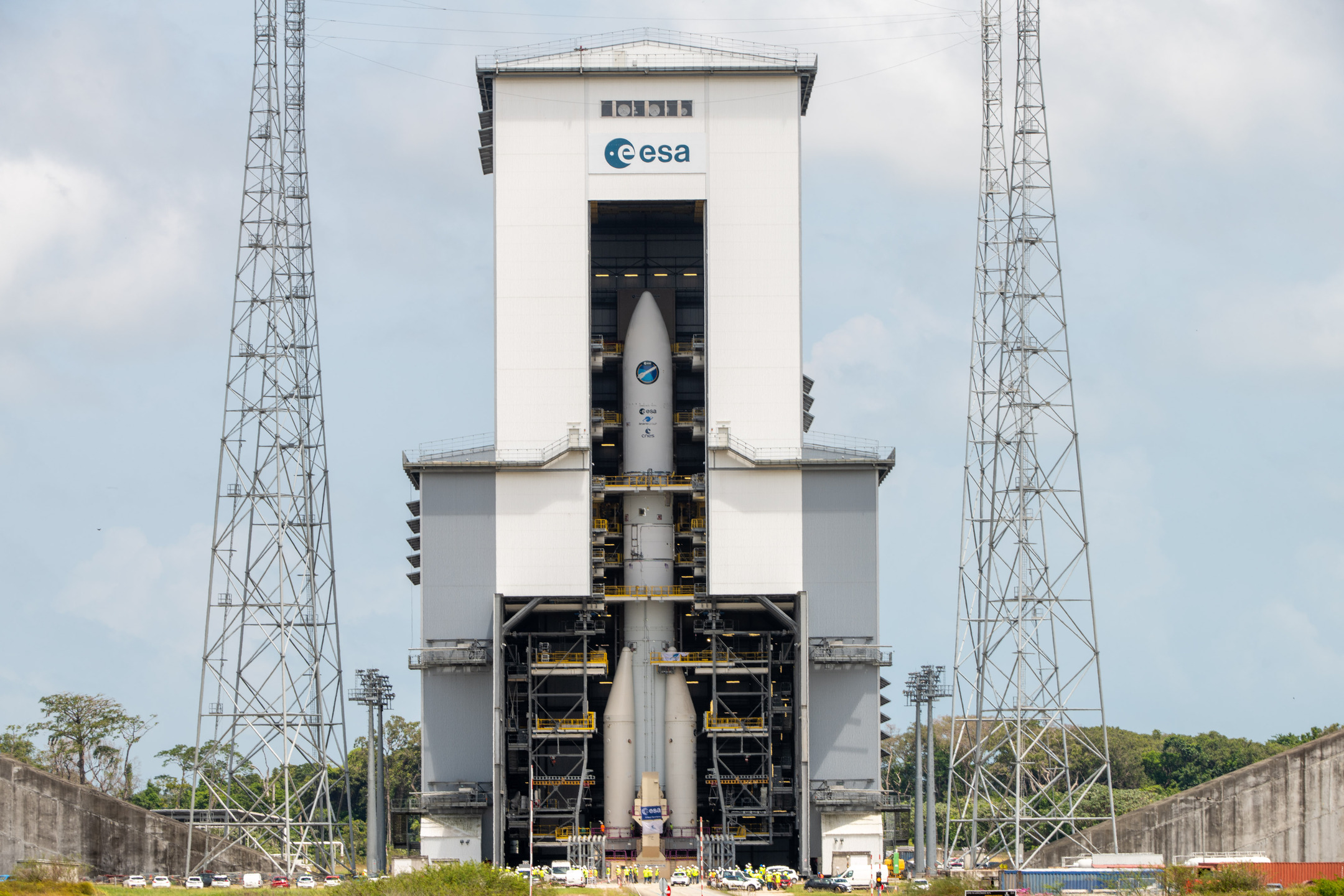 ARIANE 6 fully stacked 1