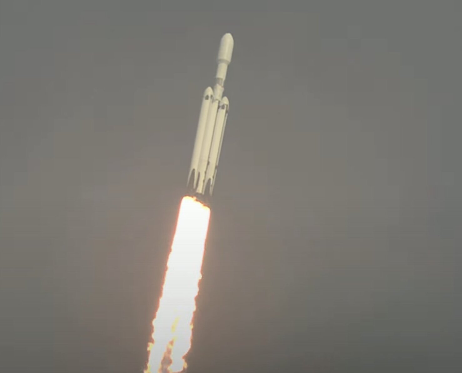 SpaceX: lanzamiento exitoso de un Falcon Heavy, el cohete más potente en la actualidad