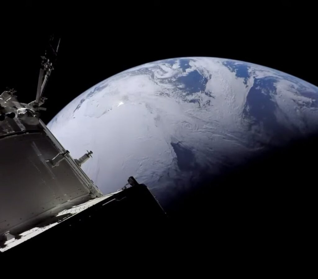 La Tierra vista desde la nave Orion momentos antes de su reentrada atmosférica.
