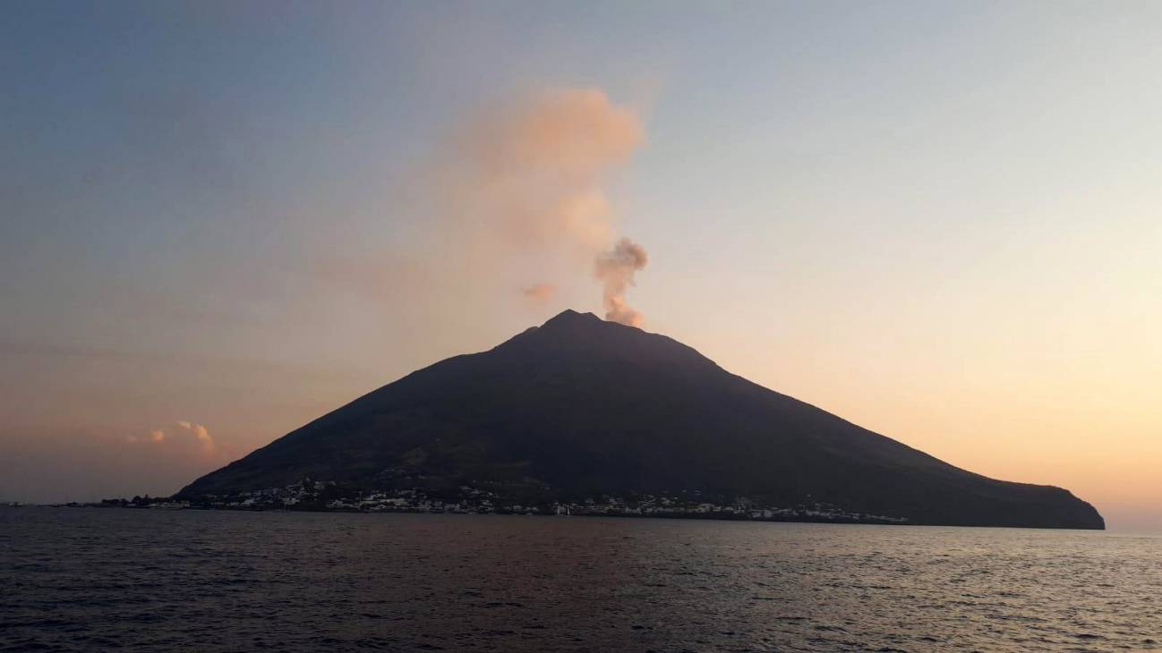 Nueva erupcion del volcan Stromboli y continua la del Mauna Loa