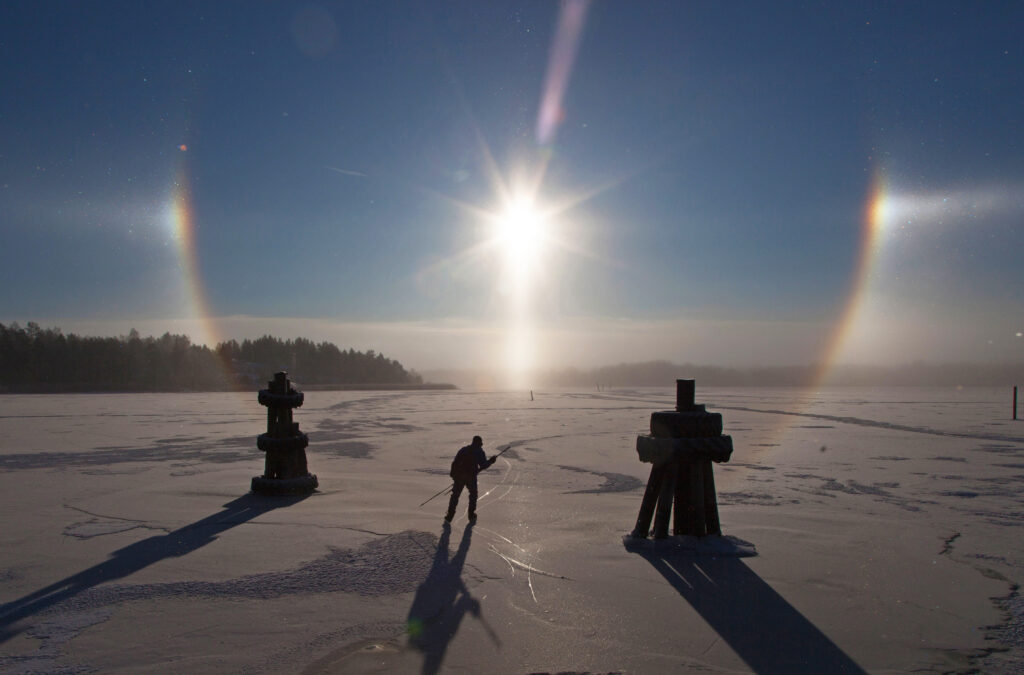Detalle del halo solar producido por la luz del sol que atraviesa diminutos cristales de hielo que se encuentran suspendidos en la parte alta de la atmósfera