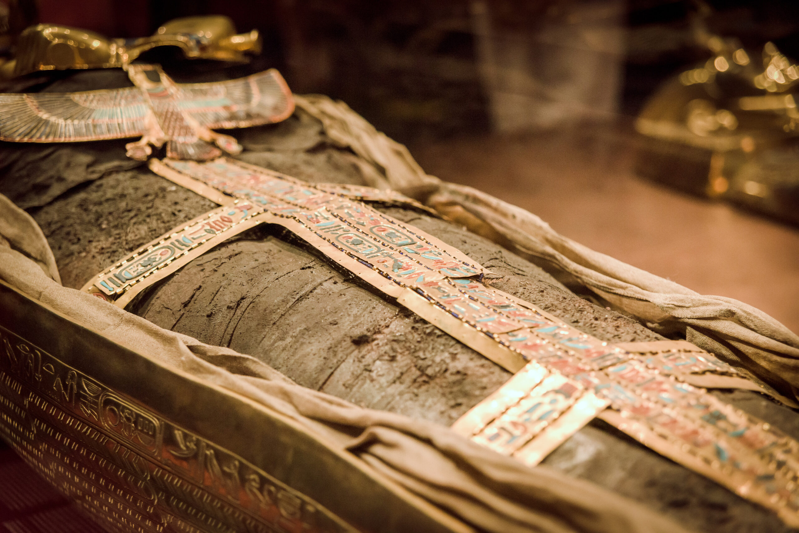 Descubren una momia cubierta de oro: podría ser la más antigua de la historia de Egipto