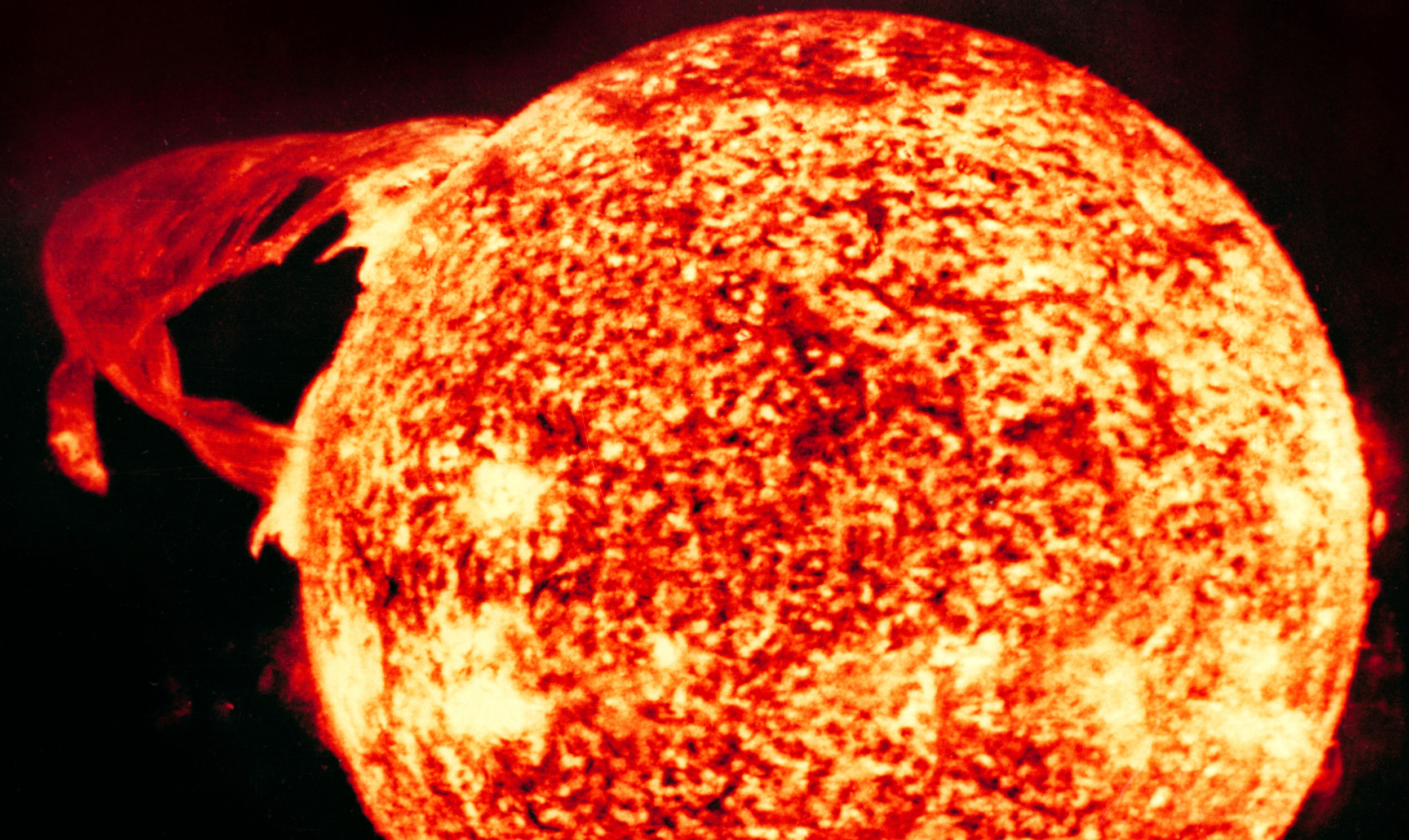 Una gran llamarada solar de clase X impacta en la Tierra