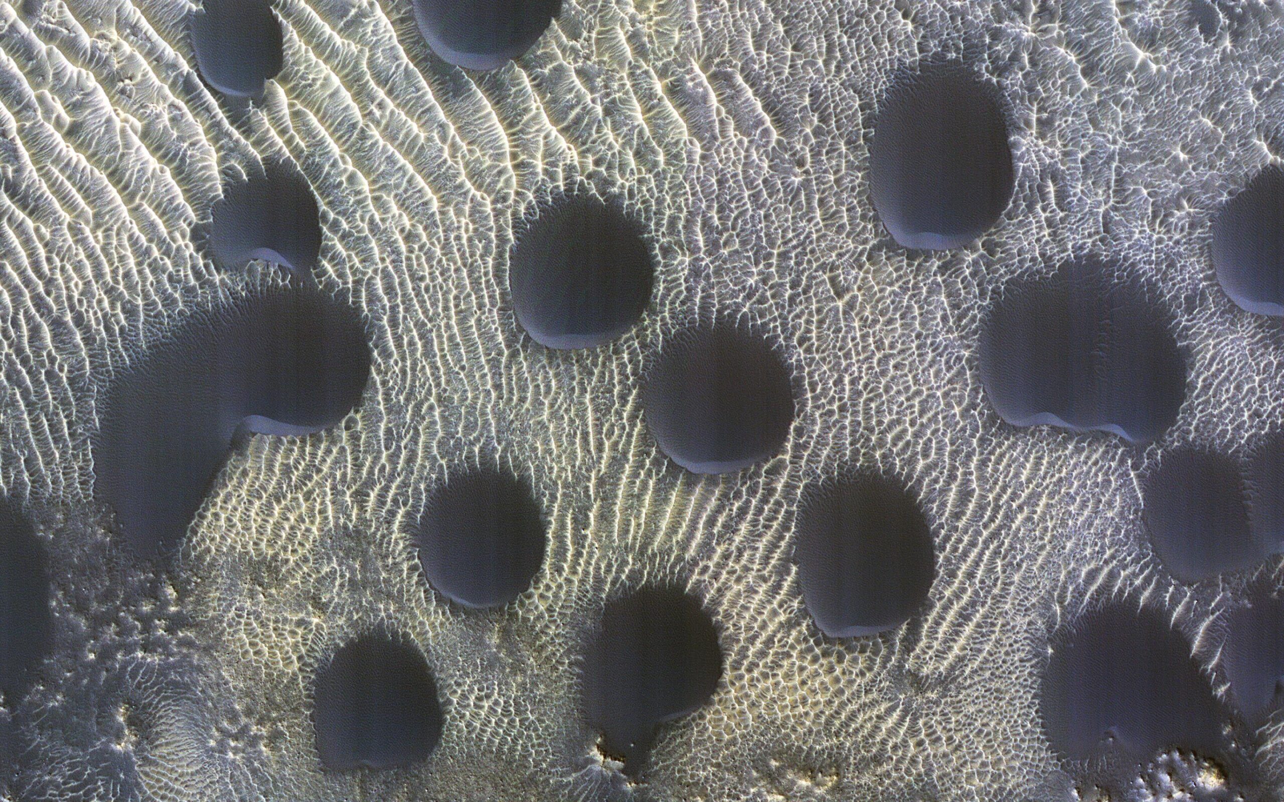 La sonda MRO de la NASA toma imágenes de unas inusuales dunas de arena en Marte