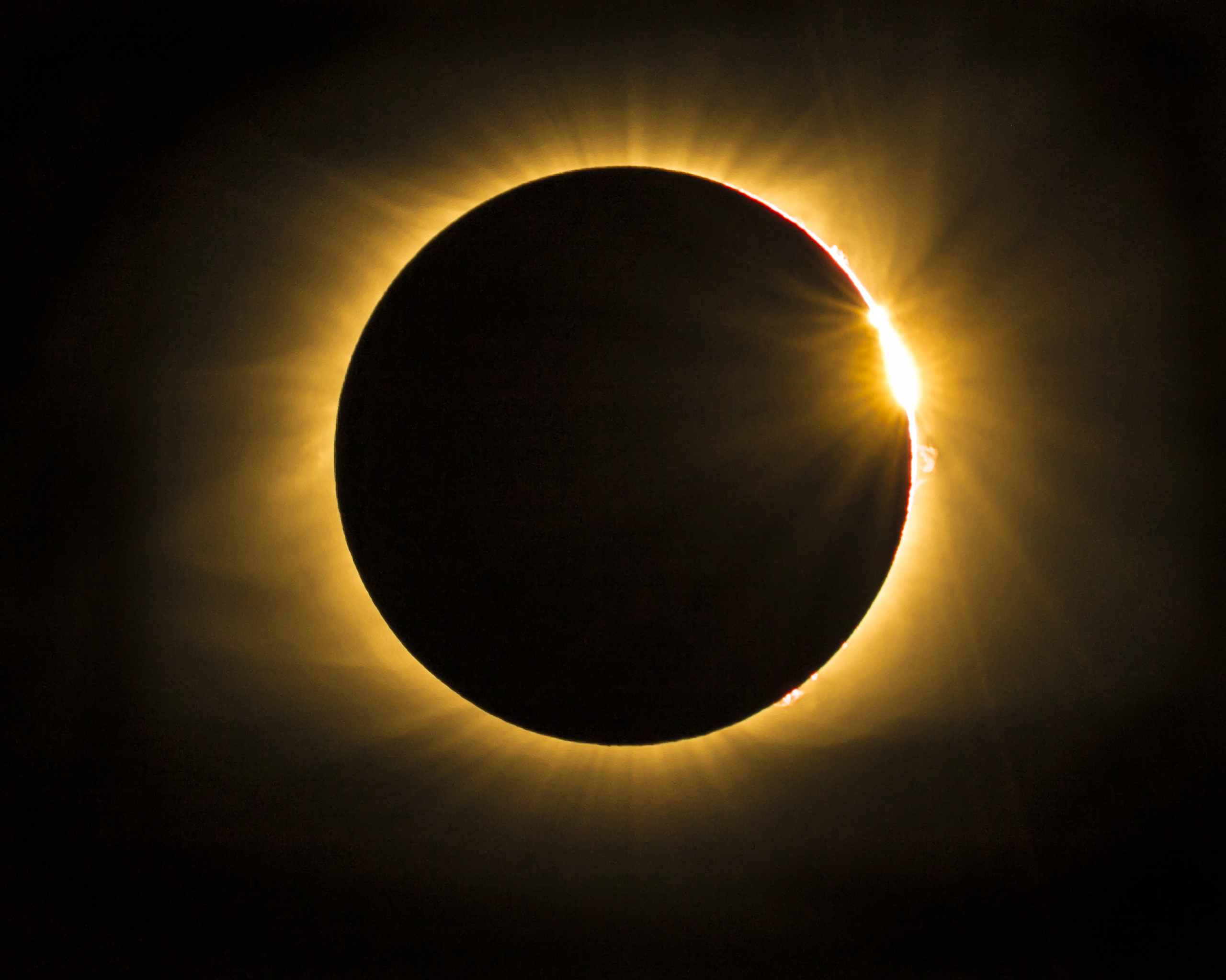 Ojos al cielo: está a punto de suceder un extraño eclipse solar mixto