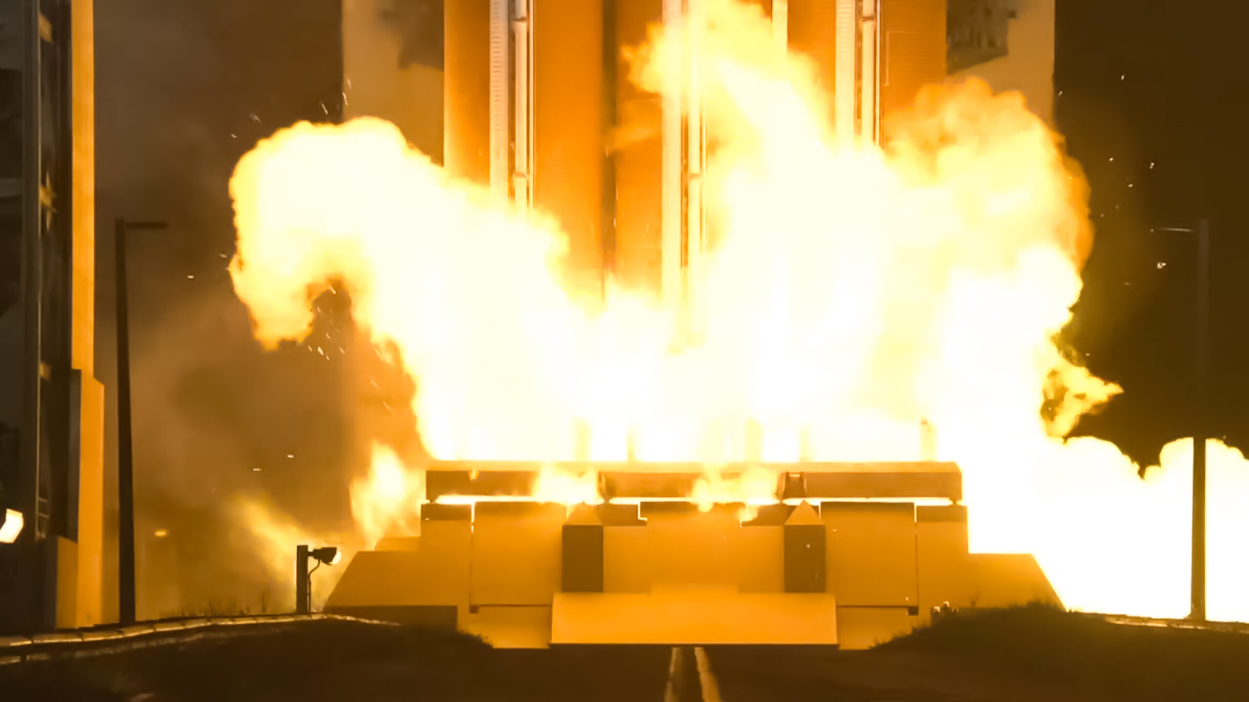 Fotografía que muestra el sistema de eliminación de exceso de hidrógeno incendiando la base del cohete cumpliendo su misión