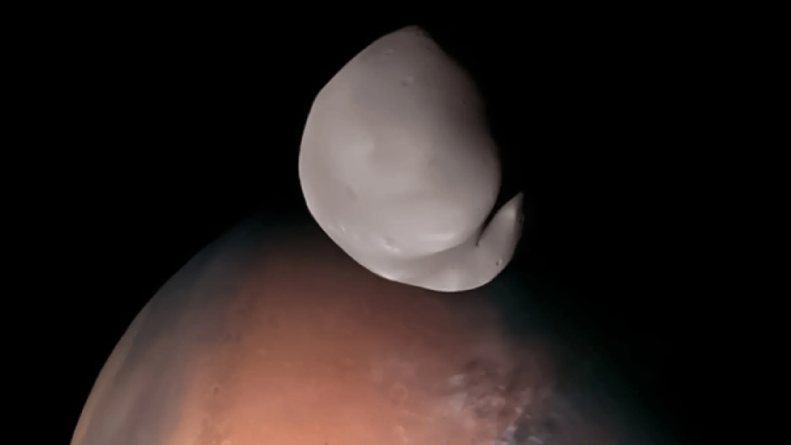 Capturan imágenes únicas del lado oculto de una luna de Marte