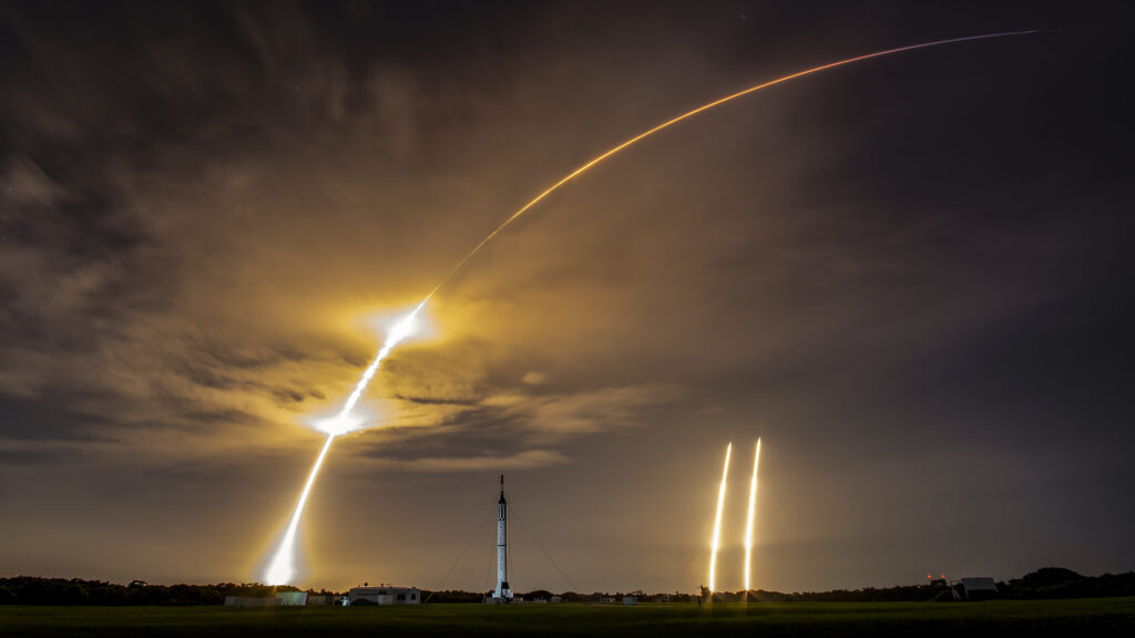 Imagen de los restos de la llamarada del lanzamiento y el aterrizaje del Falcon Heavy