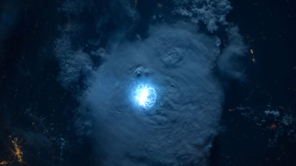 Fotografía de un rayo capturada desde el espacio