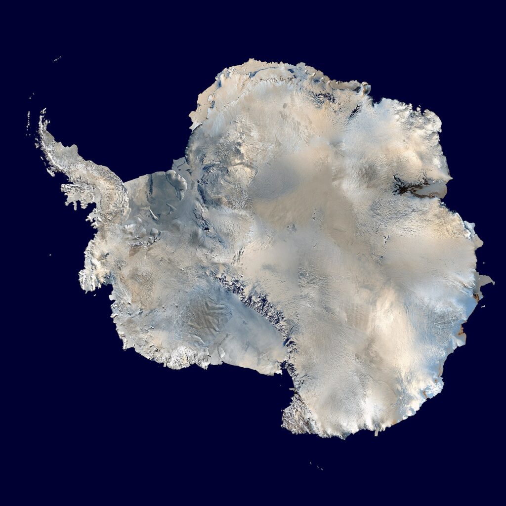 Imagen compuesta de la Antártida, construida a partir numerosas fotos individuales y de menor tamaño tomadas desde satélites. Créditos: NASA.