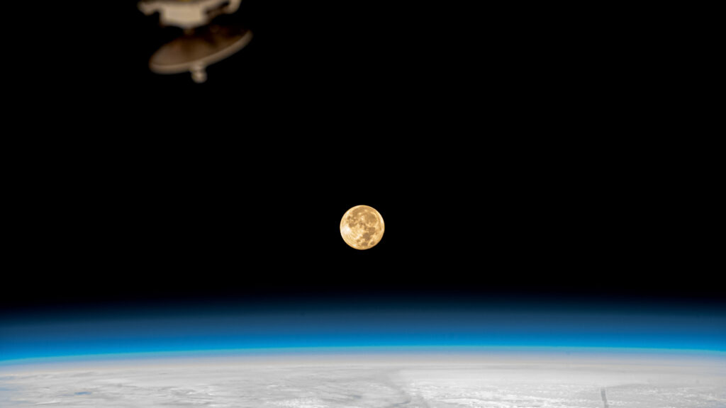 la luna desde la iss