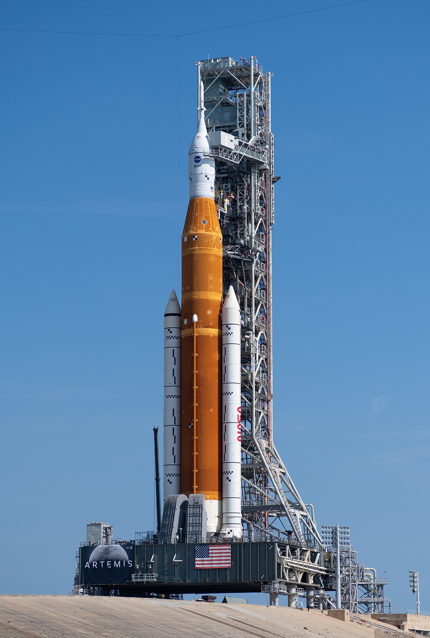 1455px SLS on 39B ahead of launch cropped