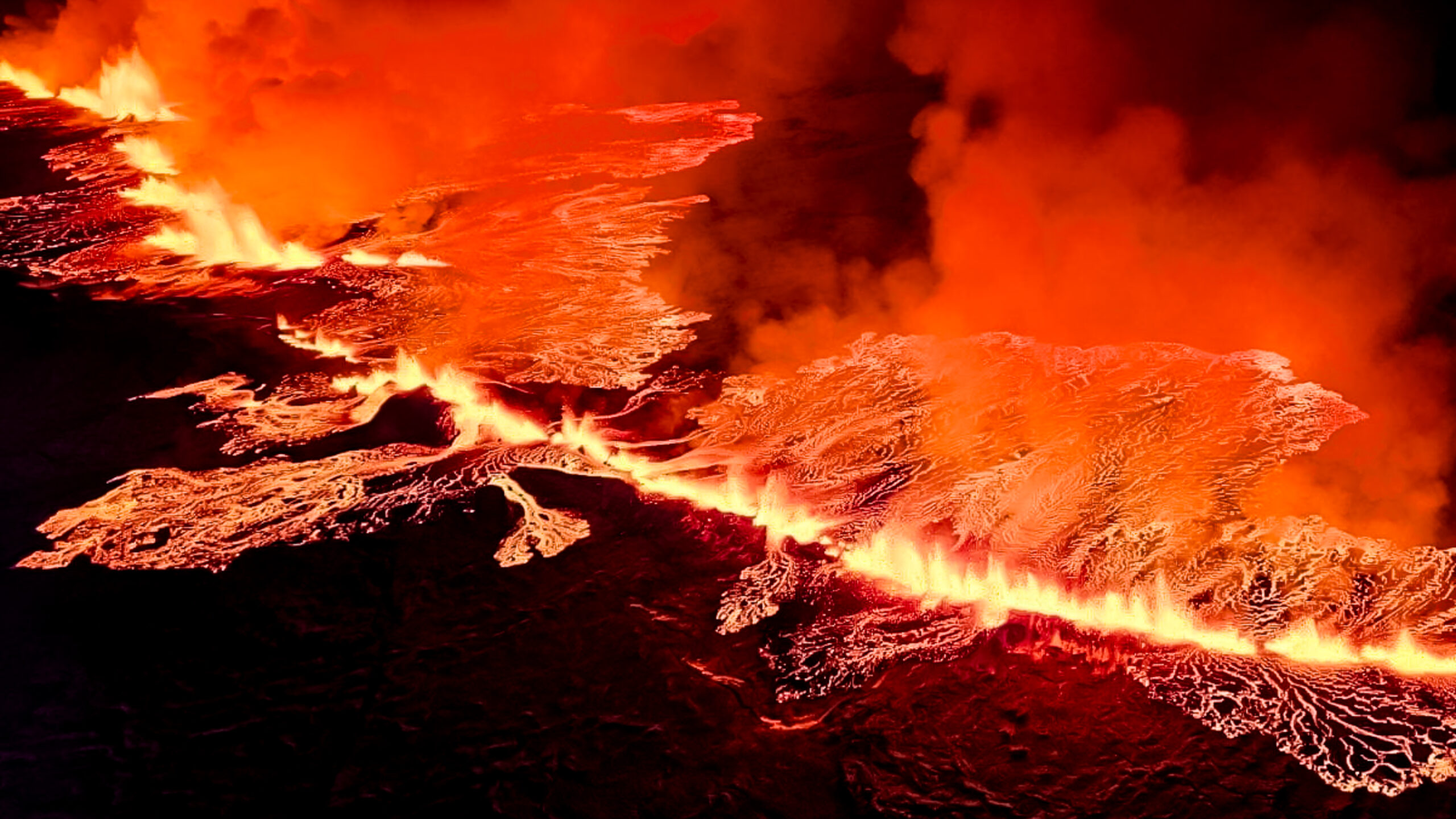Síguelo en directo: entra en erupción el volcán islandés tras semanas de actividad sísmica