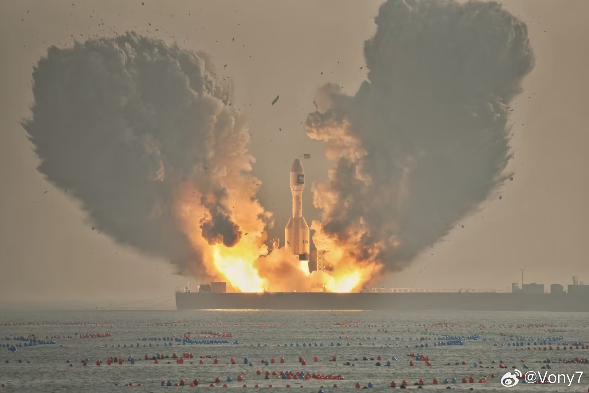 El impresionante despegue del mayor cohete de combustible sólido de la historia desde un barco