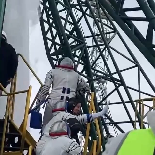 Astronautas acceden a la Soyuz MS25