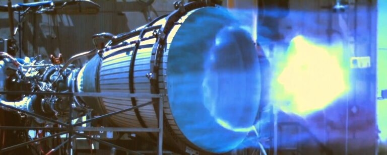 Spectacular test of the Raptor engine that NASA will use to land on the ...