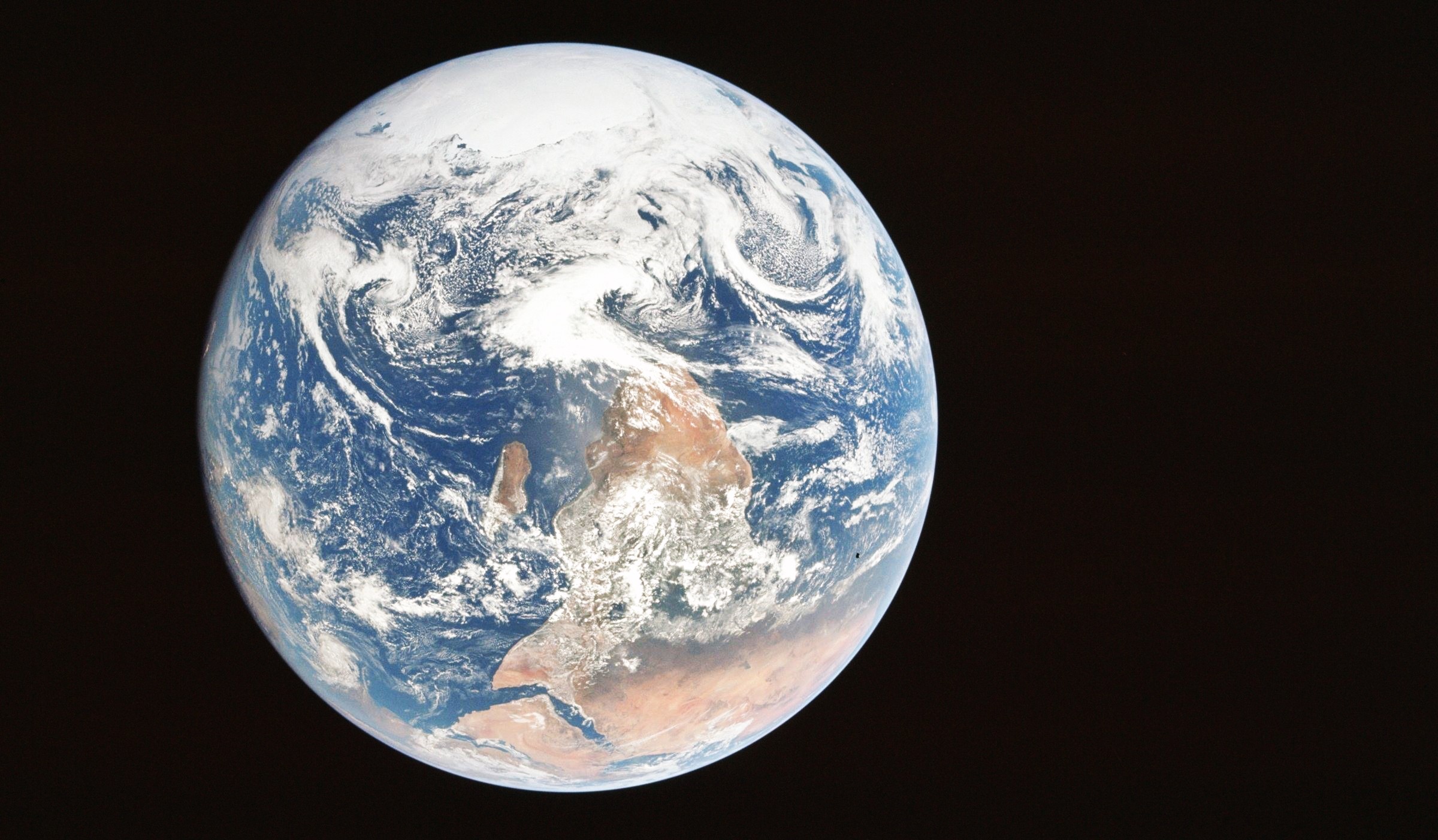 La foto de la Tierra que la NASA tuvo que editar para no escandalizar al público