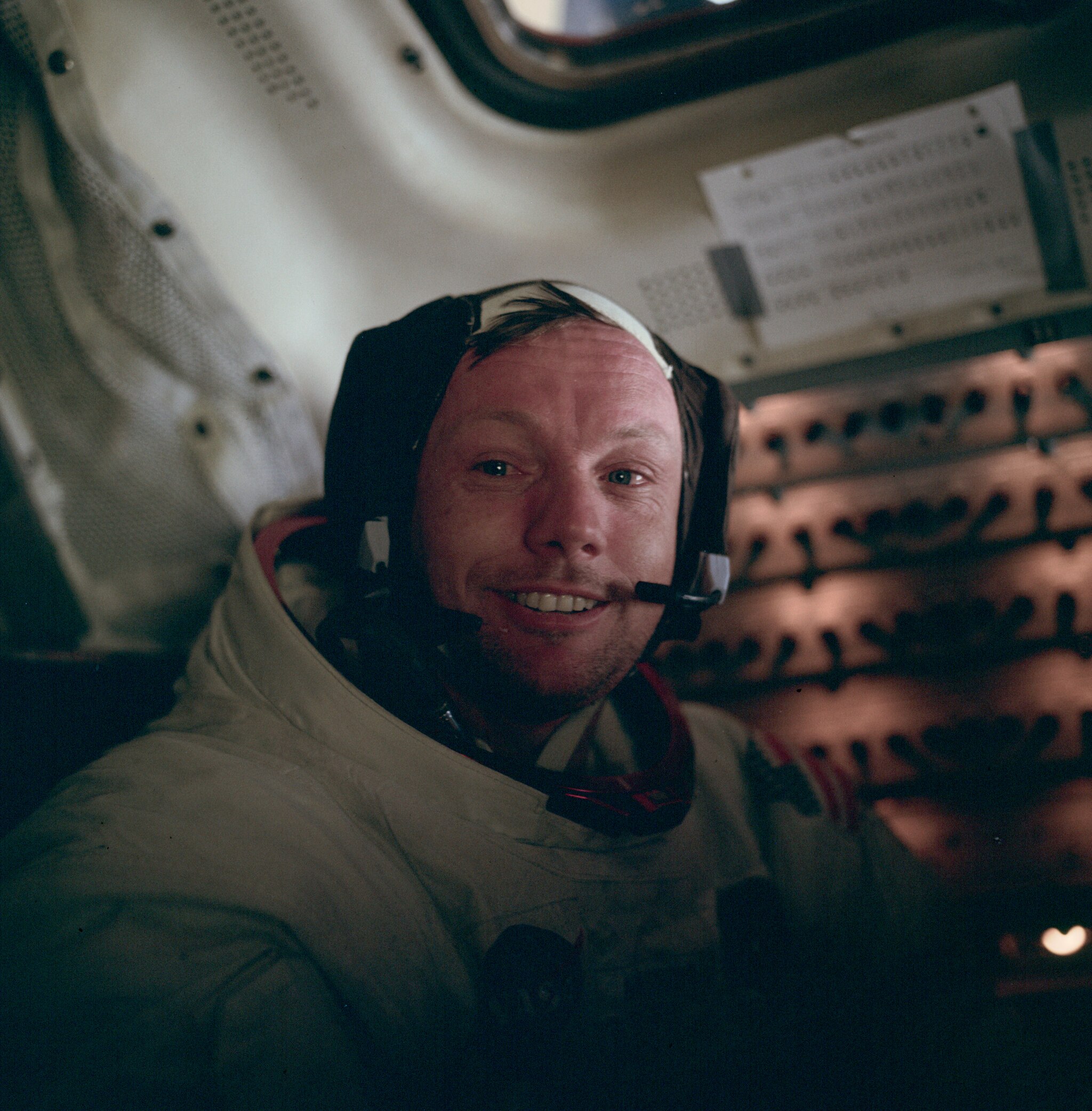 Neil Armstrong en el módulo lunar