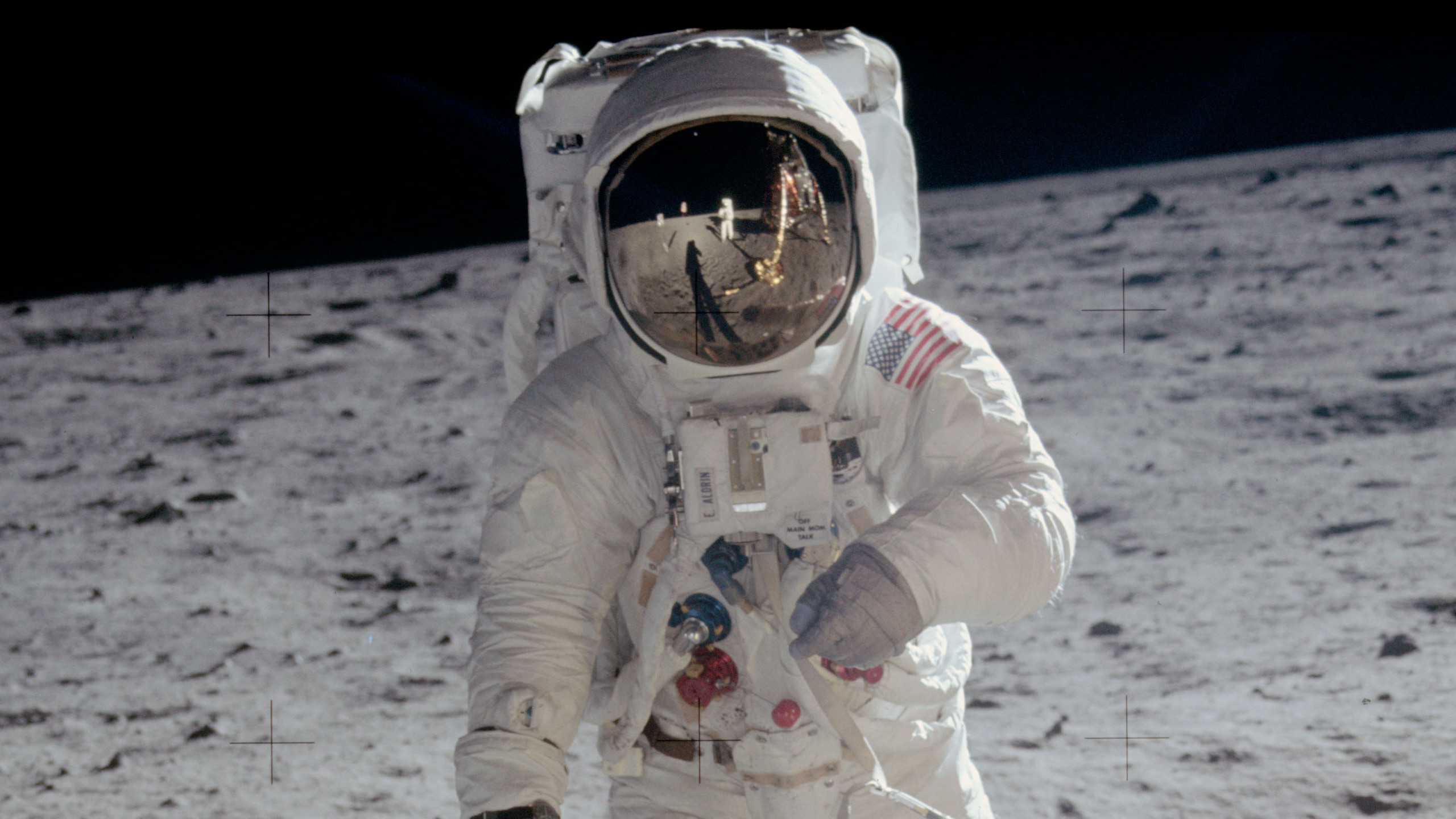 Reflejo de Neil Armstrong en el caso de Buzz Aldrin