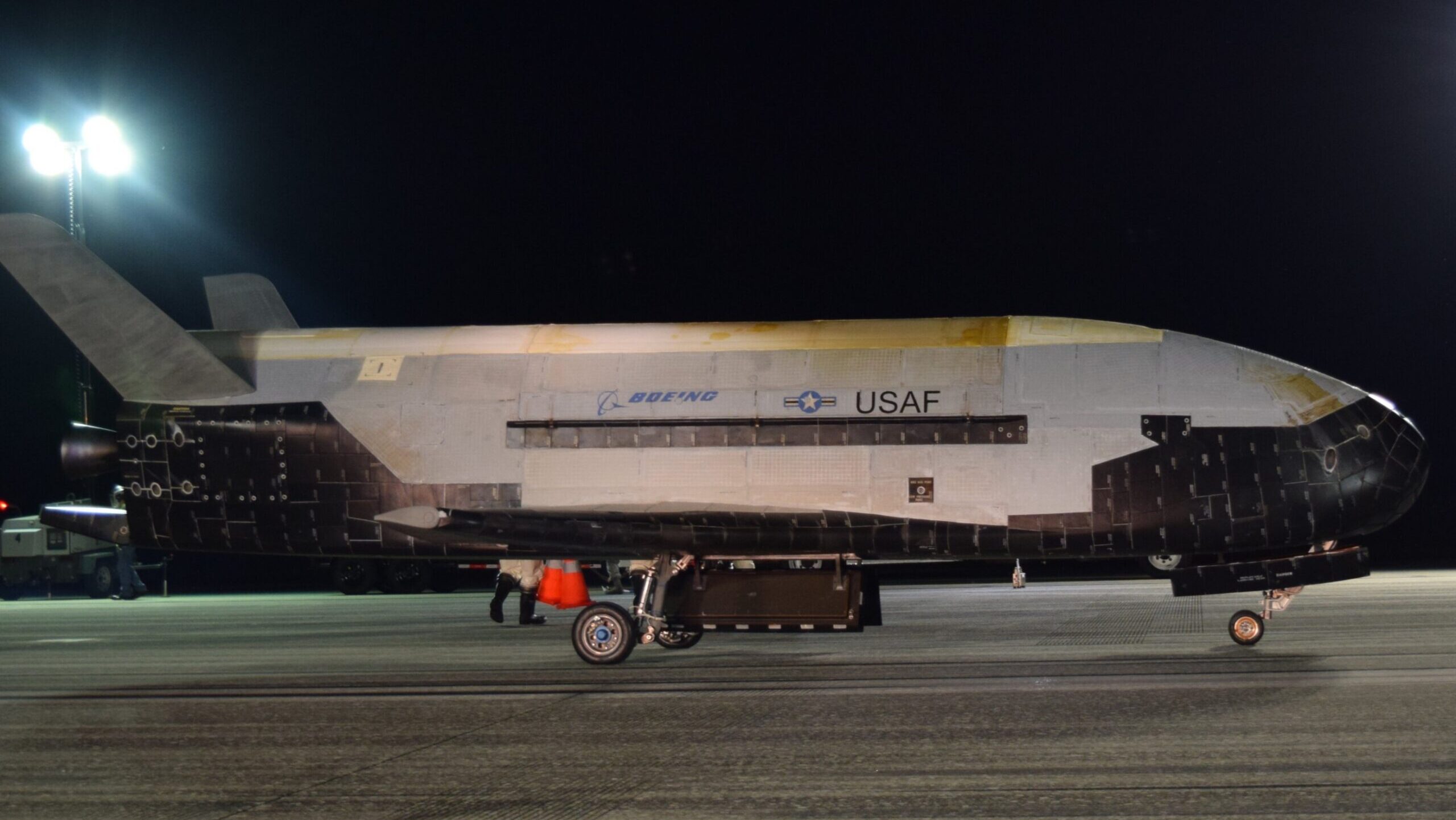 Cómo es el misterioso X-37B: las fotos del transbordador espacial militar secreto de EE.UU.