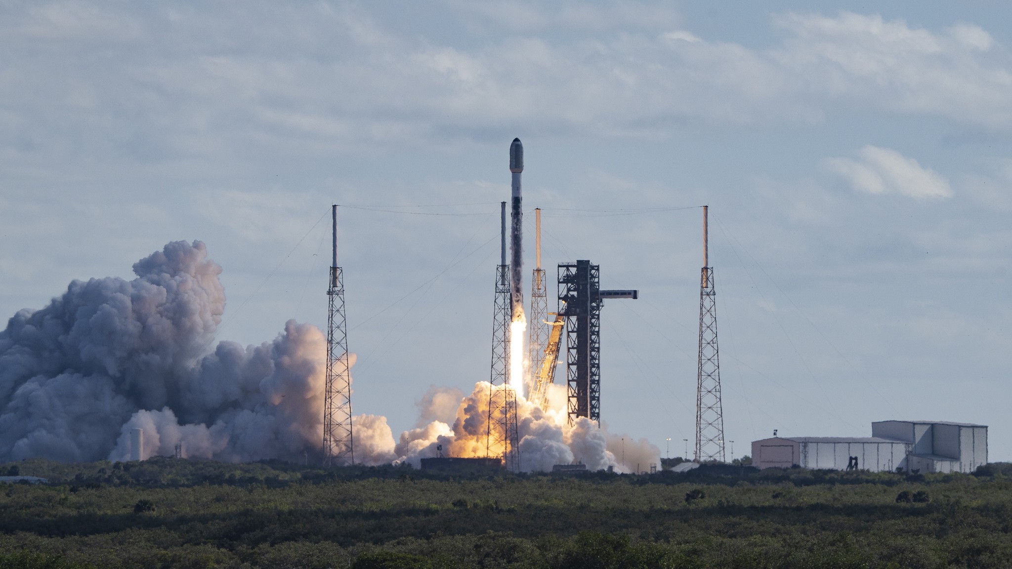 Histórico despegue: Blue Ghost y Hakuto-R, dos aterrizadores, ponen rumbo a la Luna en un solo Falcon 9