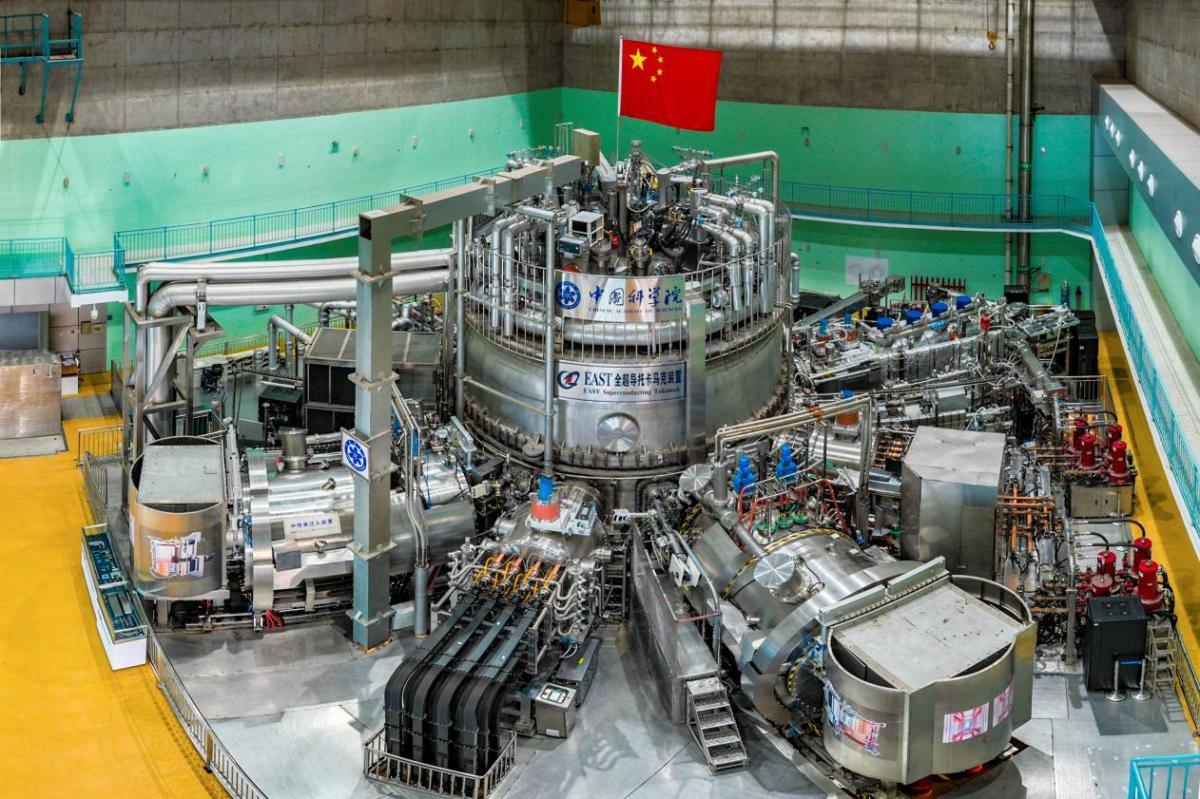 El reactor Experimental Advanced Superconducting Tokamak (EAST), conocido como el "sol artificial" de China, operando en Hefei