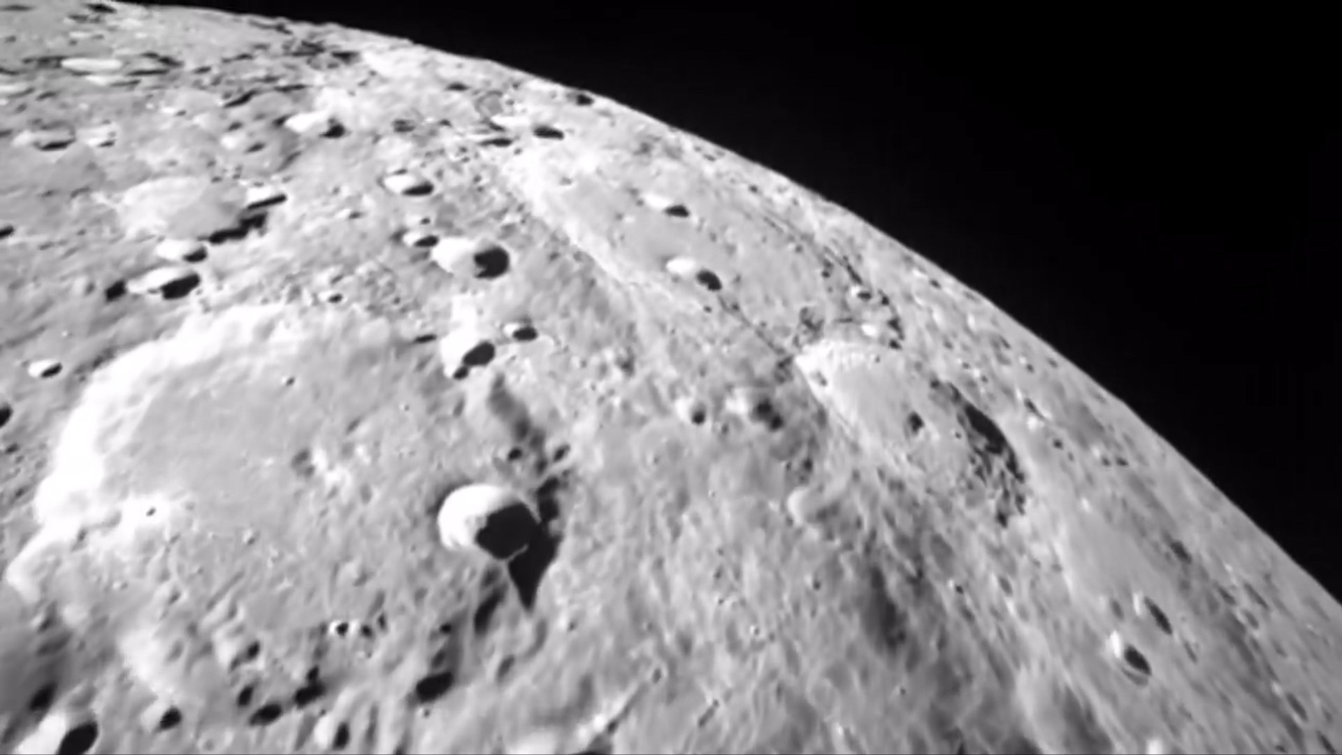 Impresionante vuelo rasante sobre la cara oculta de la Luna del aterrizador estadounidense Blue Ghost