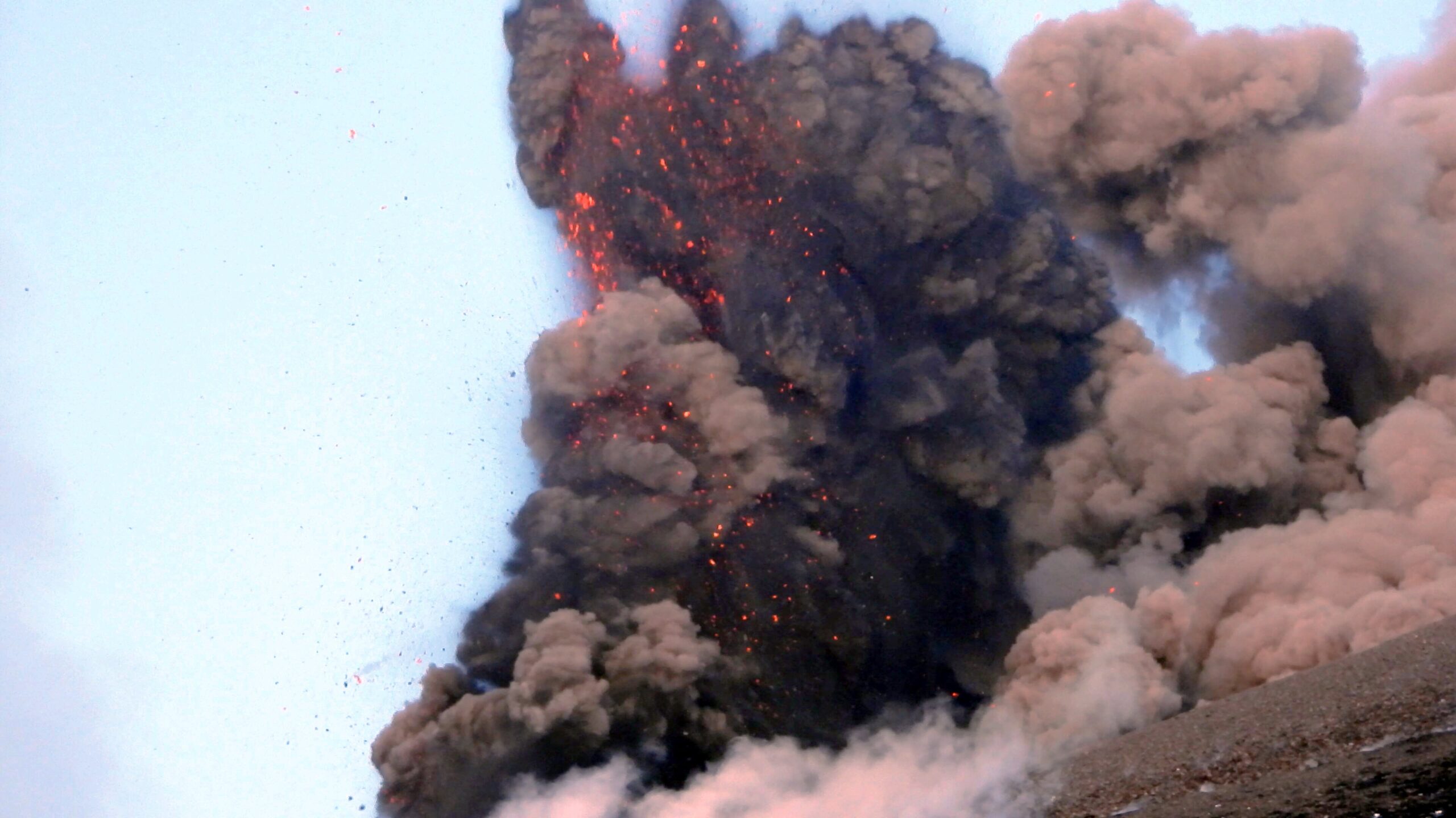 El Etna erupción y actividad explosiva captadas de cerca