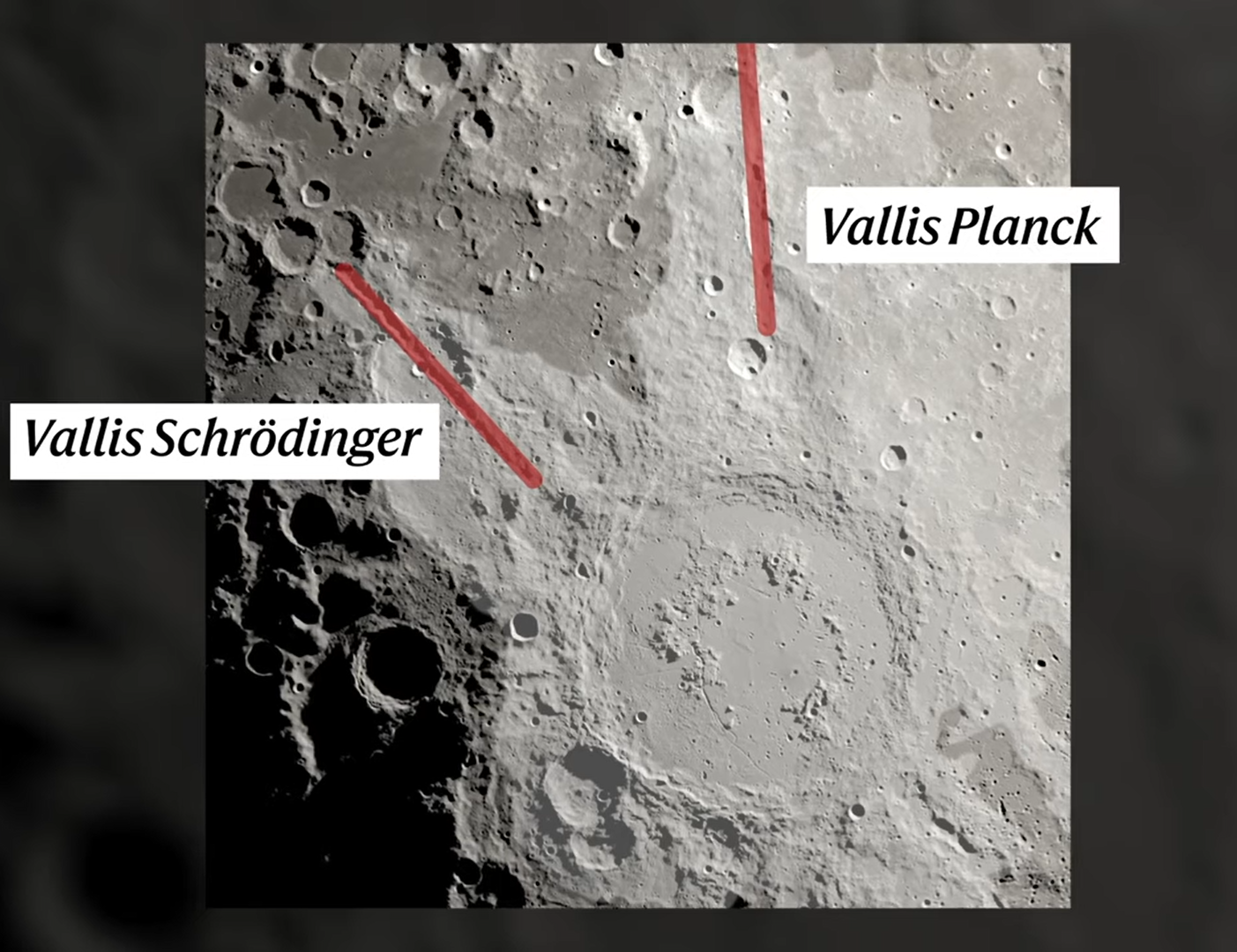 Imagen aérea mostrando las ubicaciones de Vallis Schrödinger y Vallis Planck en la superficie lunar