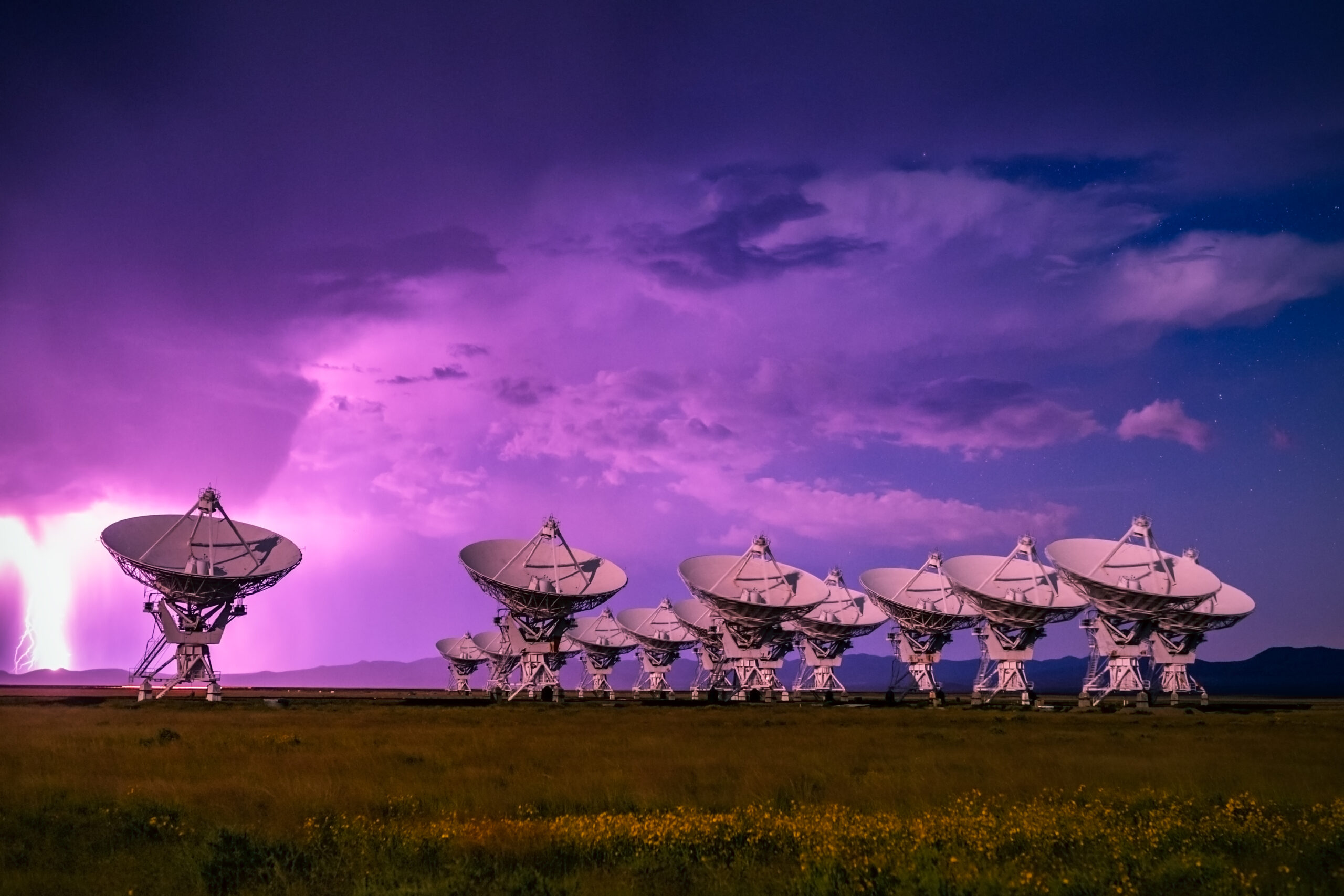 Radiotelescopios trabajando en búsqueda de vida extraterrestre