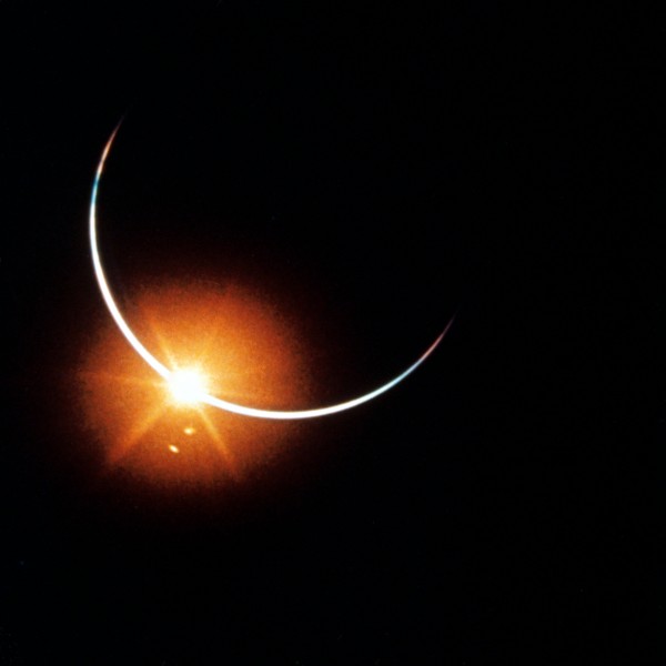 Eclipse solar visto desde la Luna durante la misión Apollo 12 en 1969, con un brillante "anillo de fuego" alrededor de la Tierra.