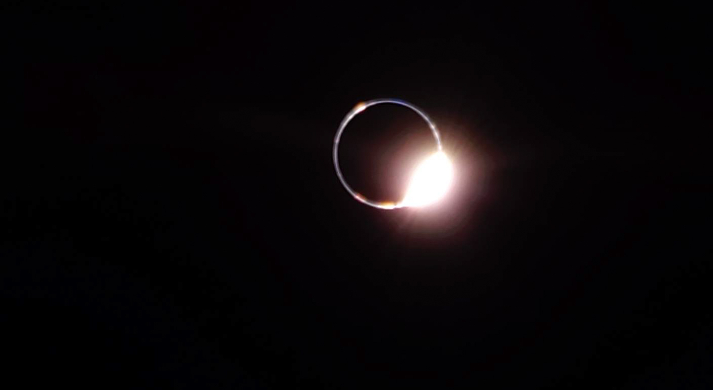 Imagen del "anillo de fuego" durante el eclipse de la Tierra visto desde la Luna, capturada por la sonda Blue Ghost de Firefly Space el 14 de marzo de 2025.