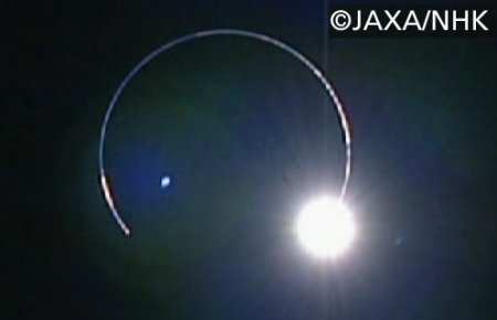 Eclipse solar visto desde la Luna en 2009, capturado por la sonda japonesa Kaguya, mostrando un brillante anillo de luz alrededor de la Tierra