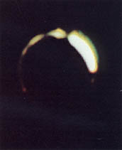 Eclipse solar visto desde la Luna en 1967, capturado por la sonda Surveyor 3, con la Tierra bloqueando parcialmente la luz del Sol.