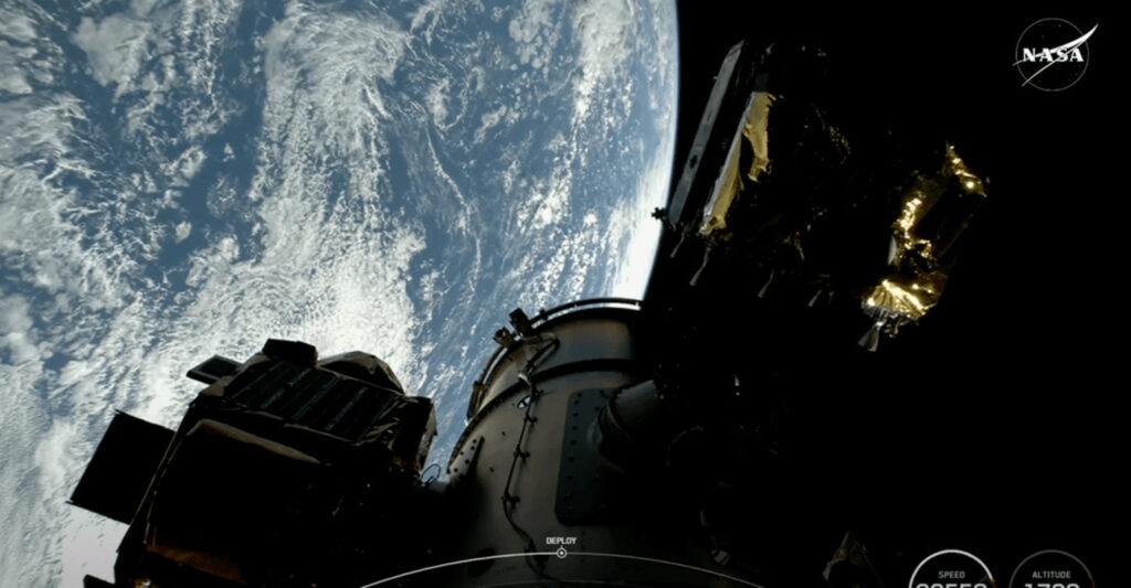 Vista de la Tierra desde el espacio con la nave perdida parcialmente iluminada en primer plano