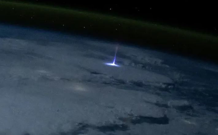 Rayo azul captado desde la Estación Espacial Internacional ascendiendo desde una tormenta