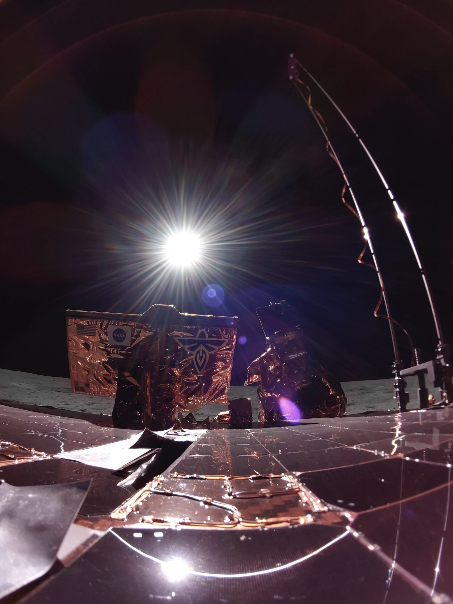 Imagen de la sonda Blue Ghost de Firefly Space en la superficie lunar durante el eclipse de la Tierra el 14 de marzo de 2025, con el Sol brillando en el fondo.