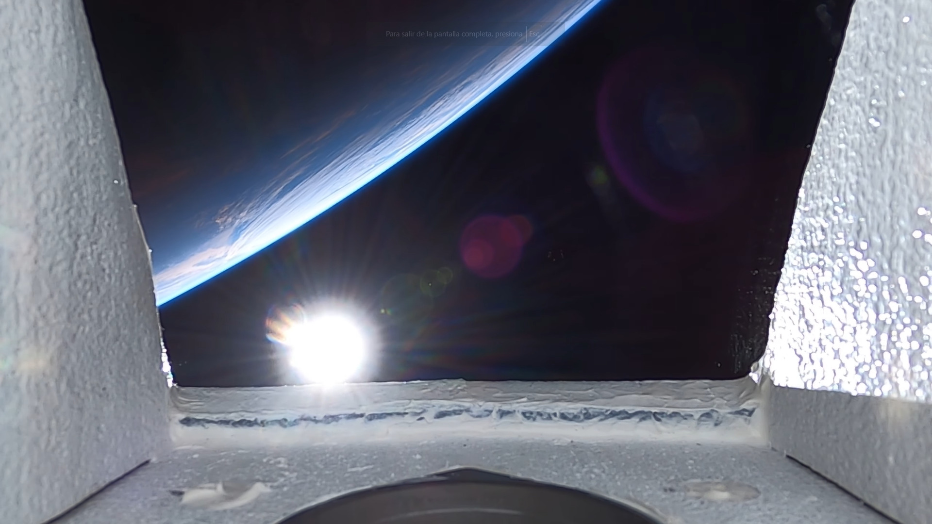 Imagen capturada desde la cápsula W-2 de Varda Space Industries mostrando la curvatura de la Tierra con el Sol brillando en el horizonte antes de su reentrada hipersónica