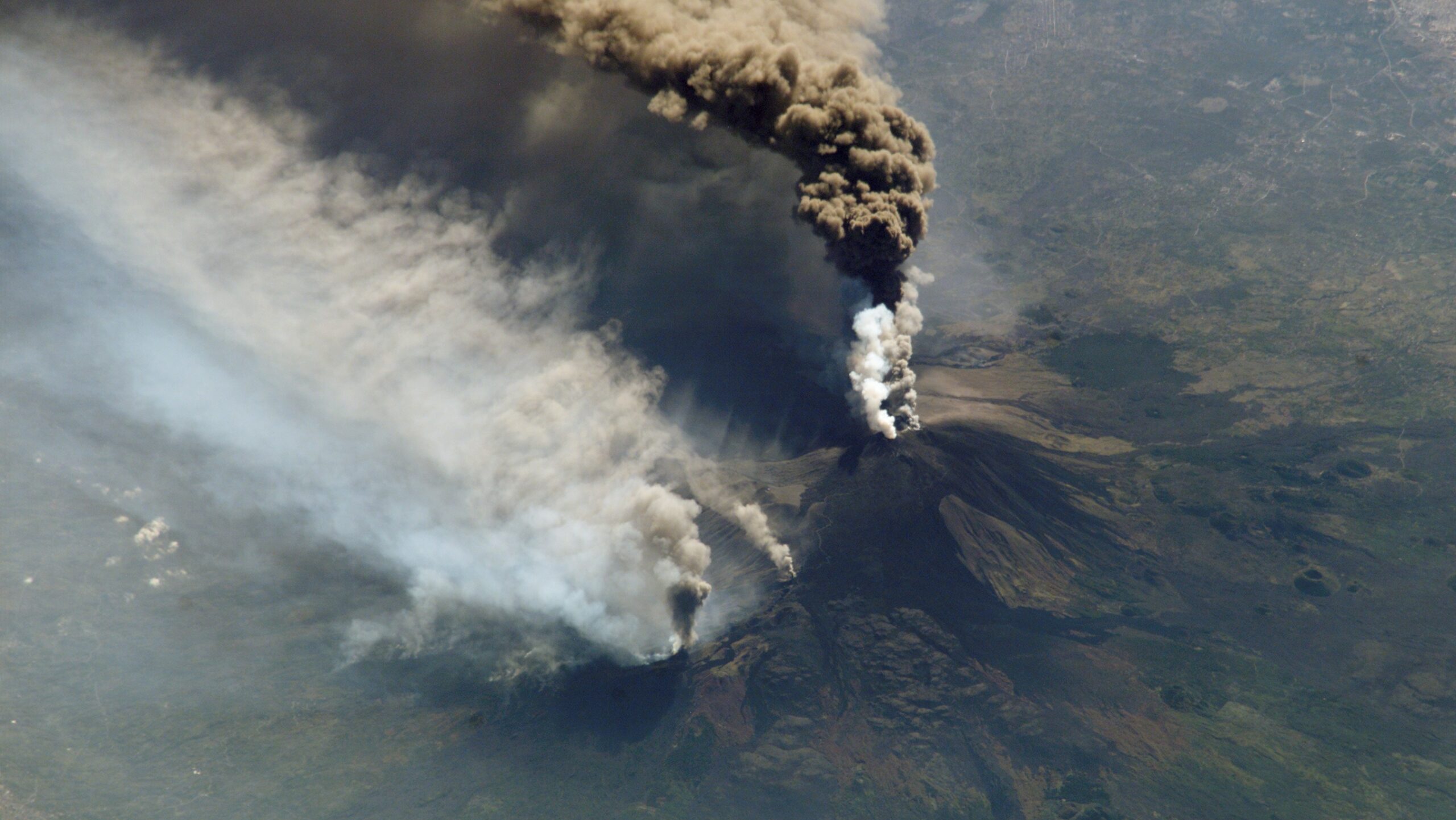 Imagen de una erupción del Etna vista desde la Estación Espacial Internacional