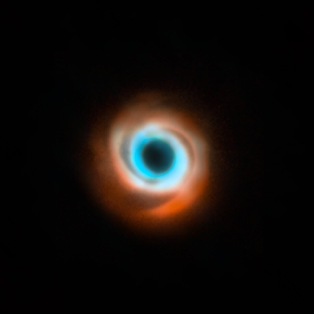Una vista conjunta del VLT y ALMA del disco que rodea a la estrella HD 135344B