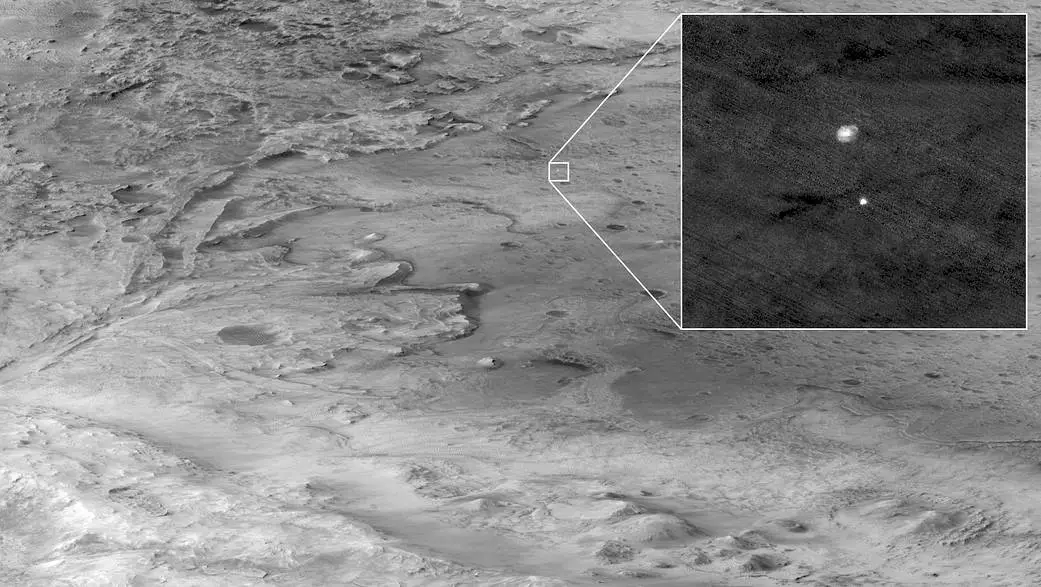 Descenso en paracaídas del rover perseverance desde el orbitador MRO